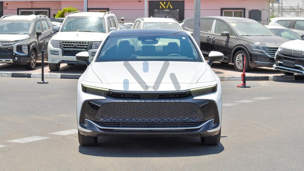 Crown XLE C24 XLEL White Black 2023 02 1024x576