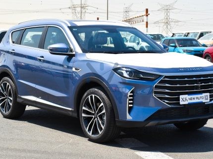 Jetour X70 2023, светло-голубой экстерьер, красный интерьер.