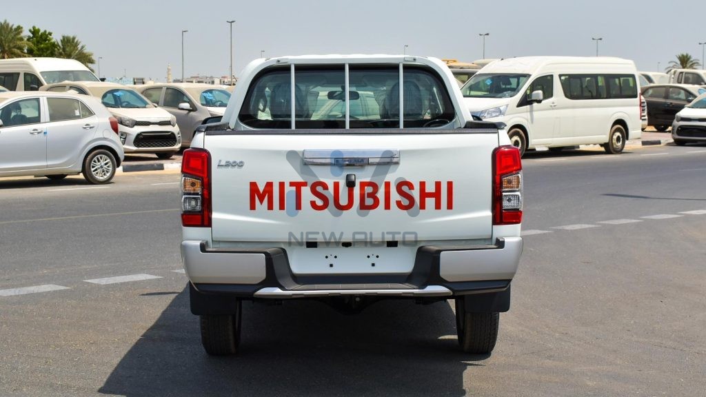 Mitsubishi L200 GLX 4WD White Black 2023 05 1024x576