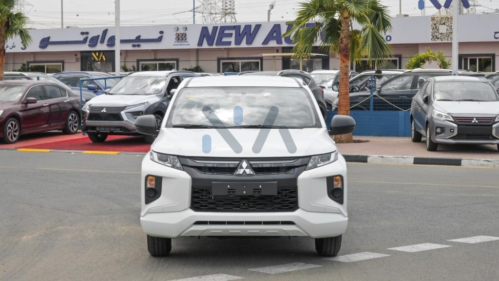 L200 2WD Petrol 2023 White Grey 02 1024x576