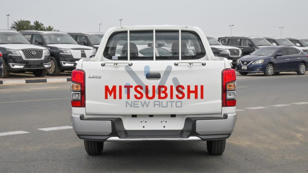 L200 2WD Petrol 2023 White Grey 05 1024x576