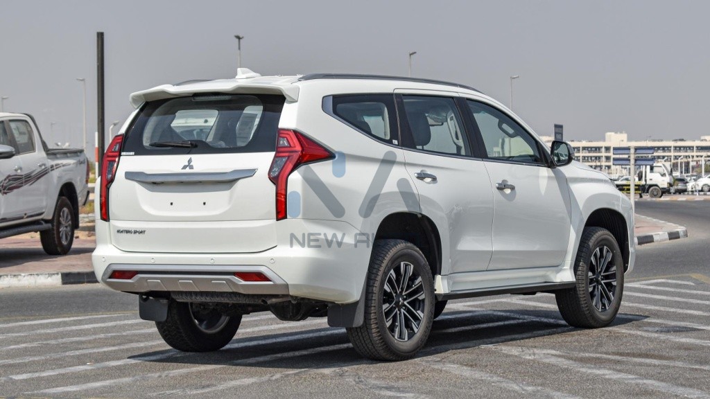 Mitsubishi Montero Sport MONTEROSPORT GLX White Black 2023 04 1024x576