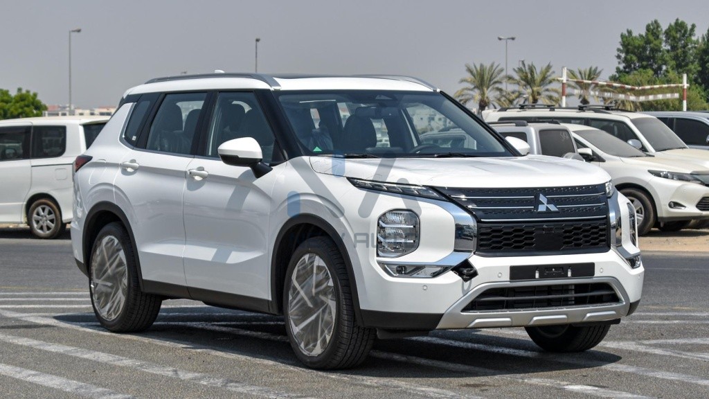 Mitsubishi Outlander High Line 2025 vehicle at New Auto FZCO