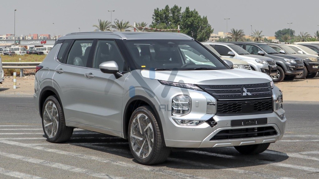 Mitsubishi Outlander P Line 2025 Extérieur argent Intérieur noir