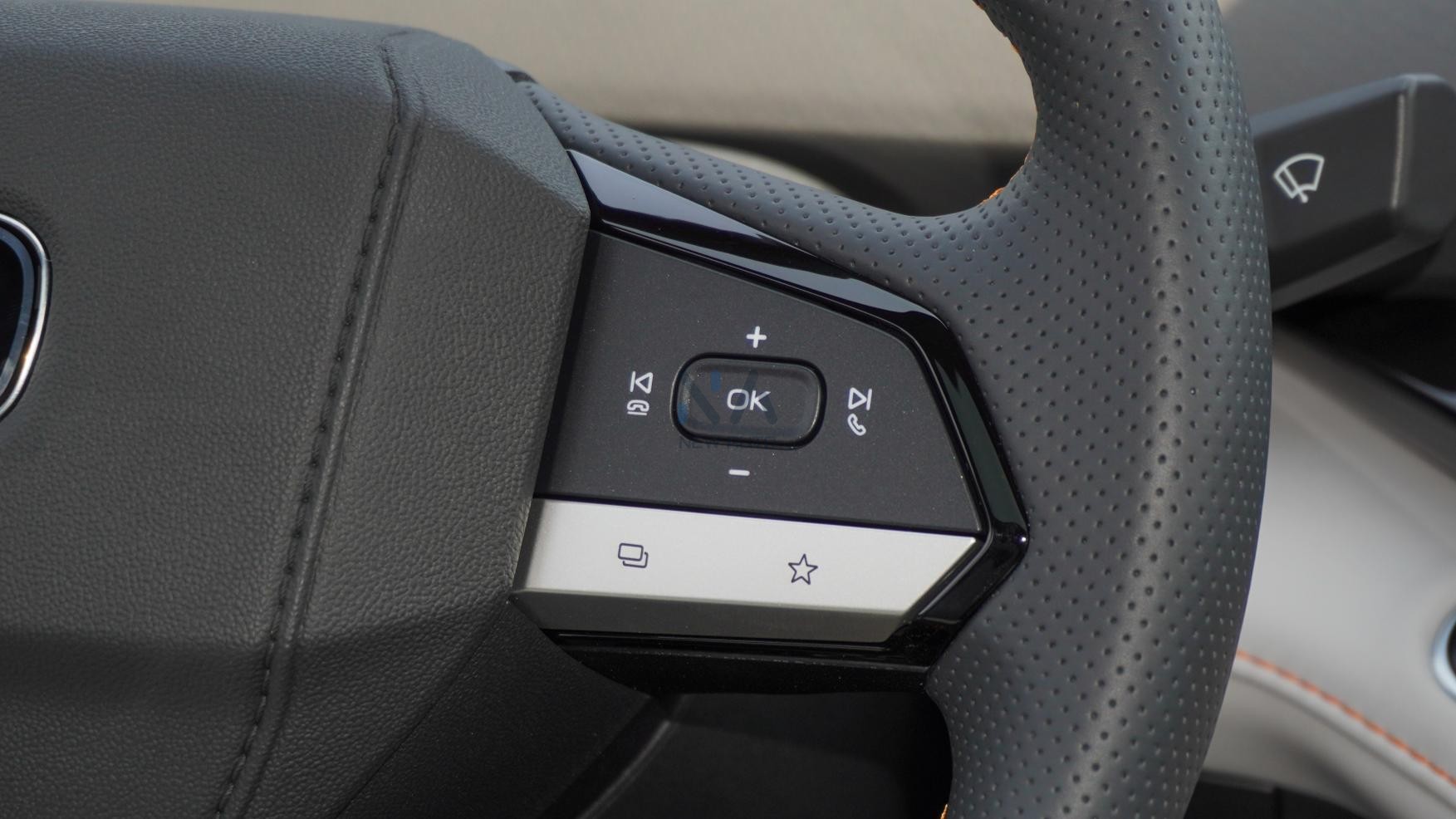 Changan Uni-V Smart Coo l(N-UNI-V-1.5-24 ) White-Black 2024