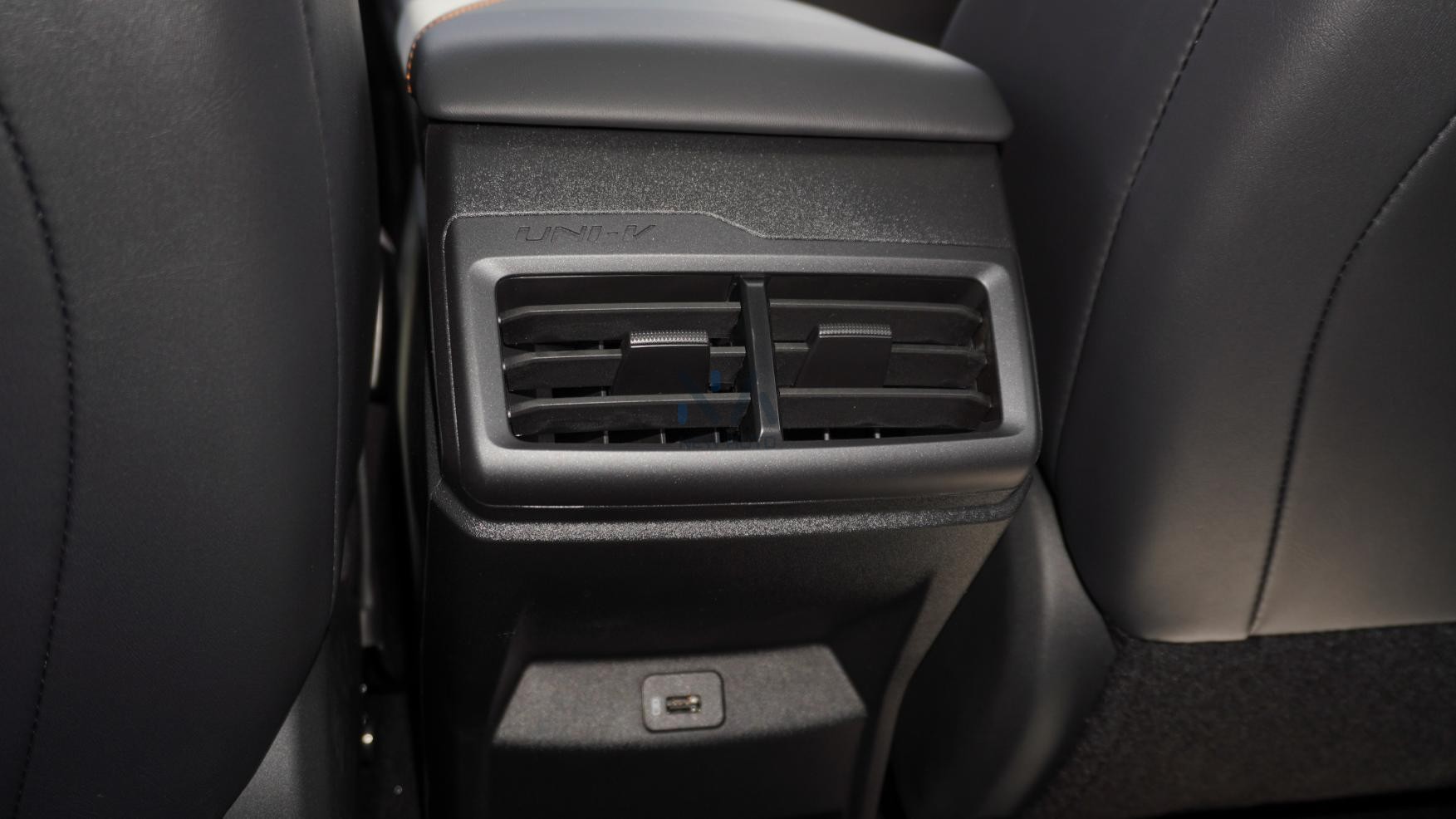 Changan Uni-V Smart Coo l(N-UNI-V-1.5-24 ) White-Black 2024