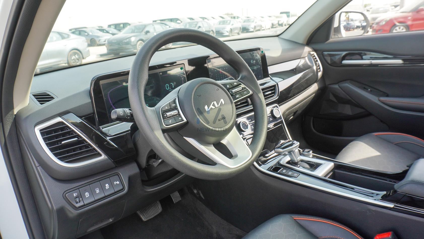 Kia Seltos Luxury Edition (N-KIA-SEL-1.5-24) White-Black 2024