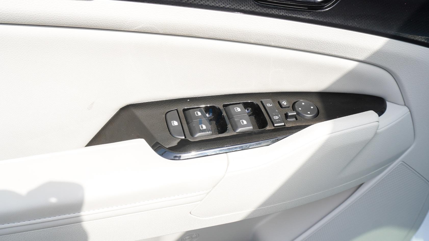 Kia Sportage (N-KIA-SPO-2WD-25) White-Gray 2025