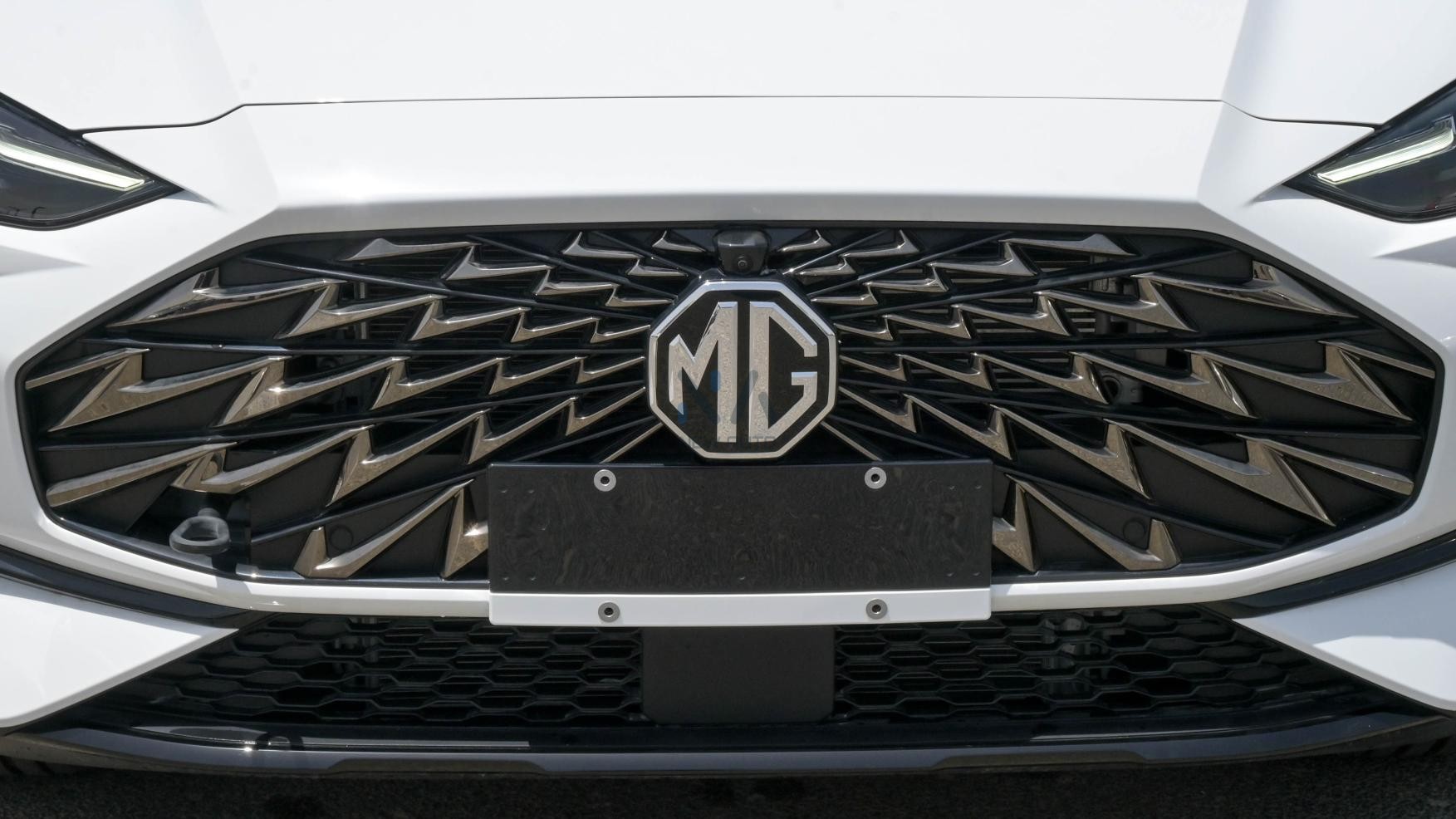 MG One Deluxe (N-DEL-ONE-1.5-24) White – Black 2024