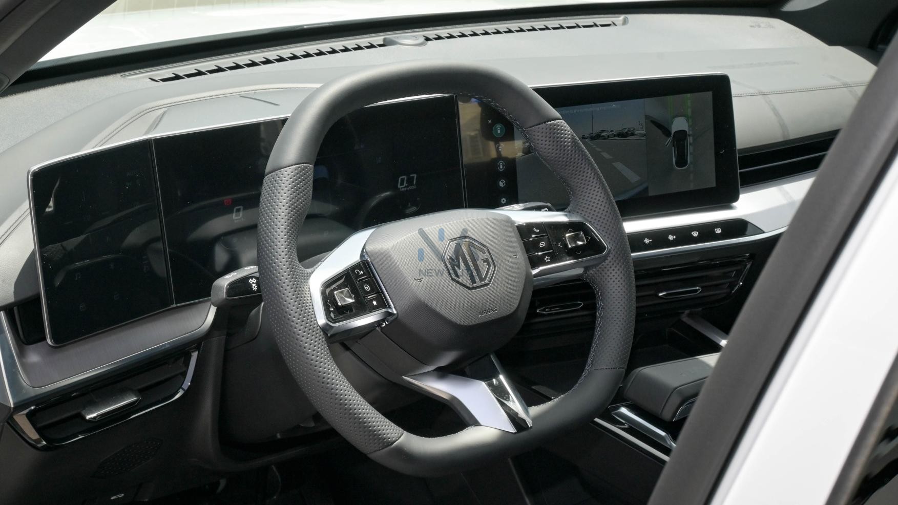 MG One Deluxe (N-DEL-ONE-1.5-24) White – Black 2024