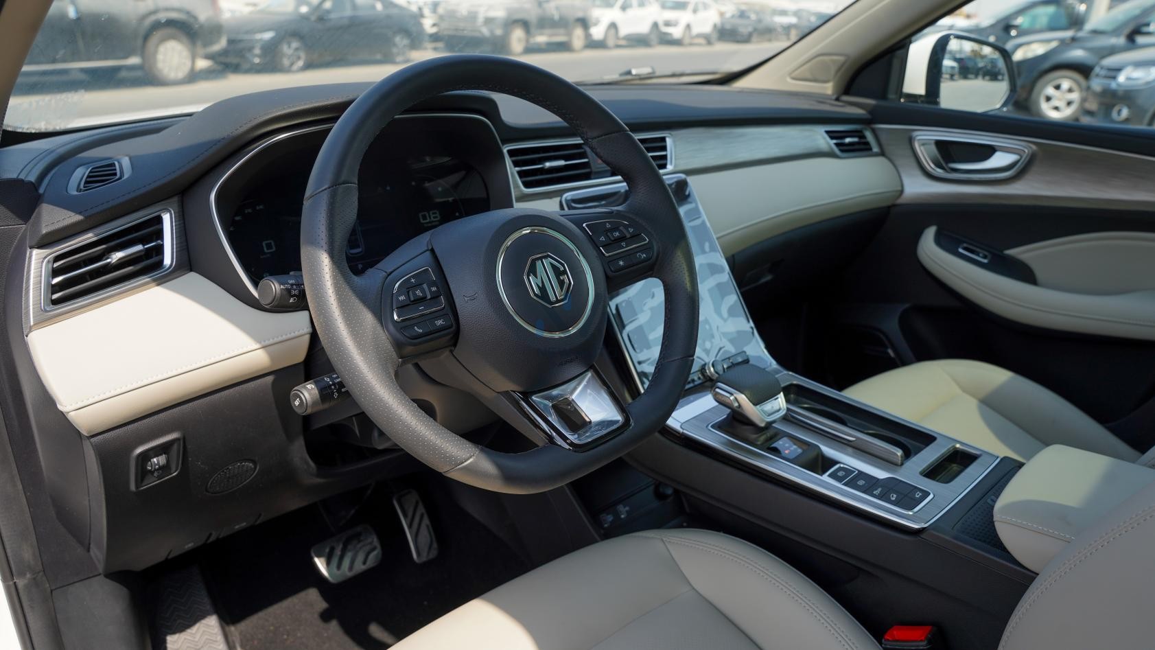 MG RX5 Plus Deluxe White – Beige 2025