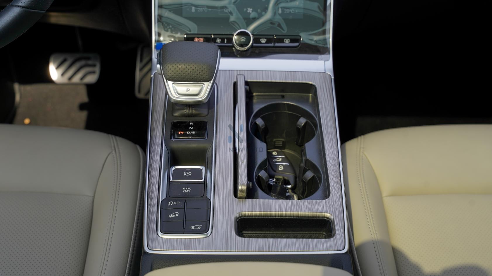 MG RX5 Plus Deluxe White – Beige 2025