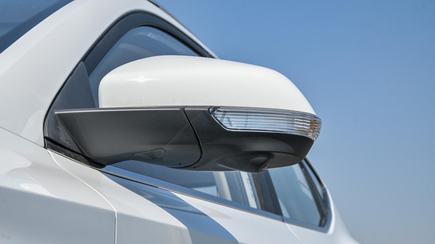 MG ZS LUXURY (N-ZS-1.5-P25-LUX) White-Black 2025