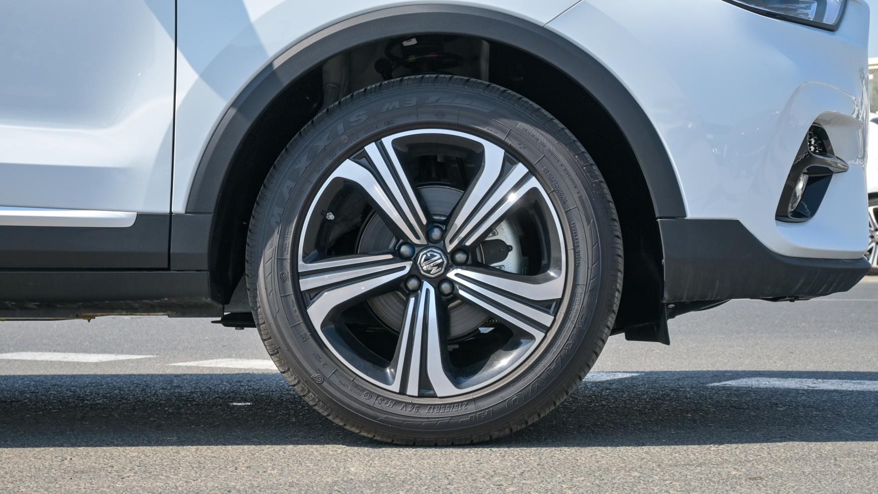 MG ZS LUXURY (N-ZS-1.5-P25-LUX) White-Black 2025