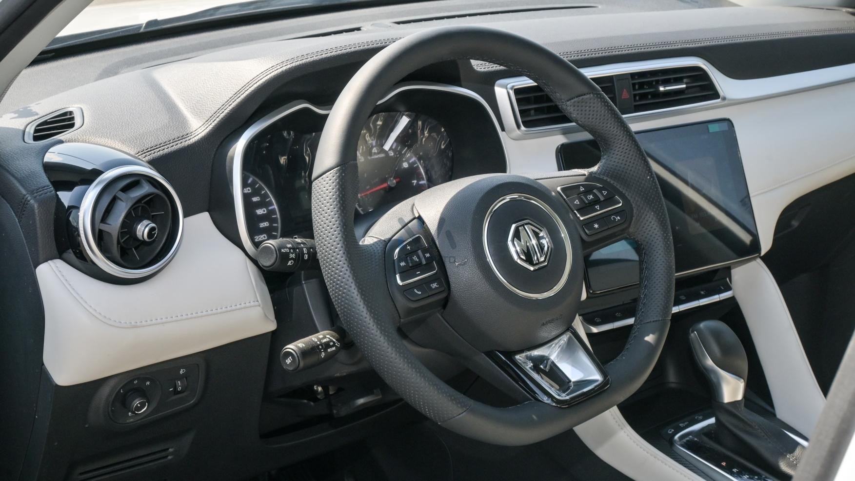 MG ZS LUXURY (N-ZS-1.5-P25-LUX) White-Black 2025