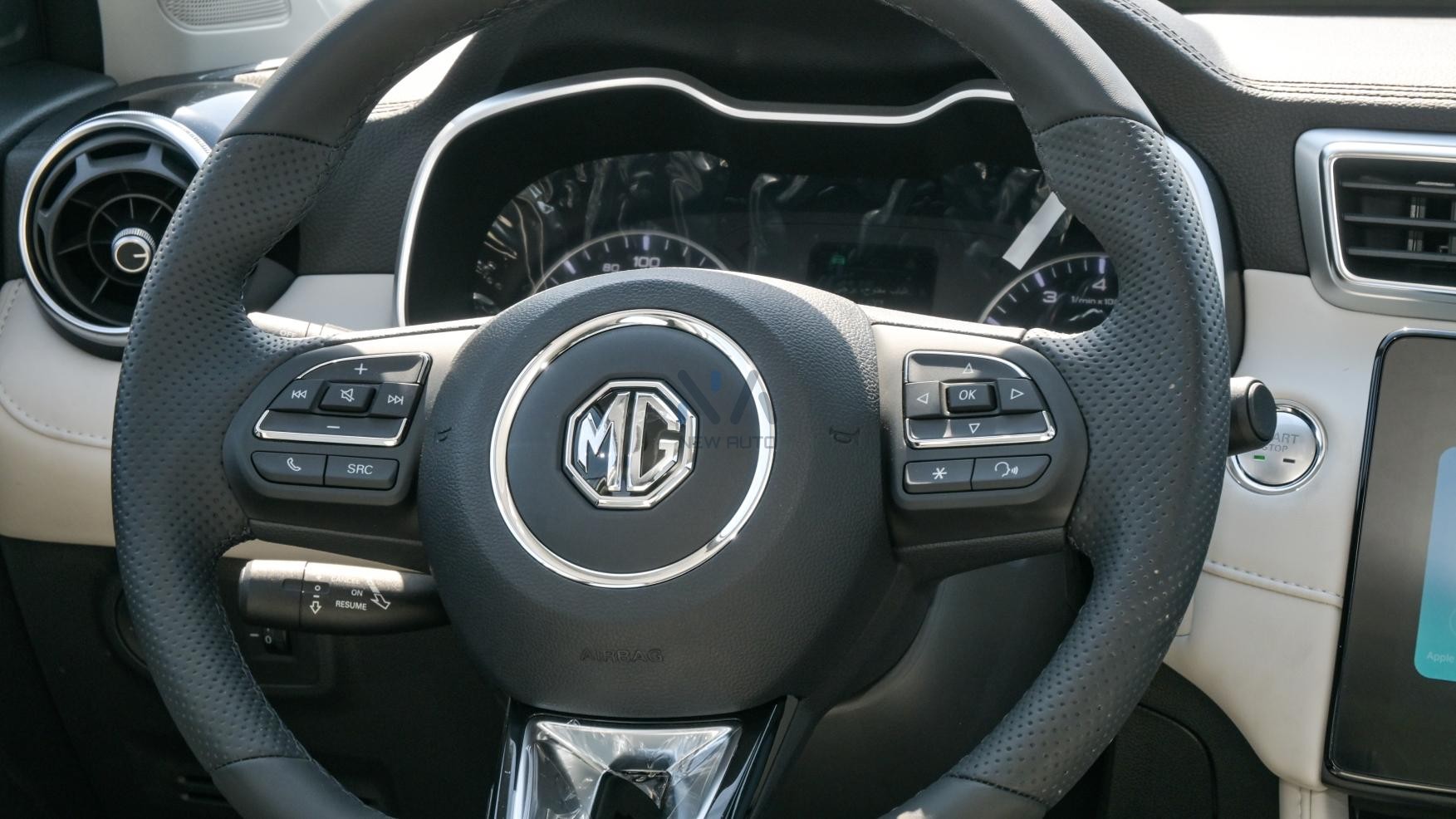 MG ZS LUXURY (N-ZS-1.5-P25-LUX) White-Black 2025