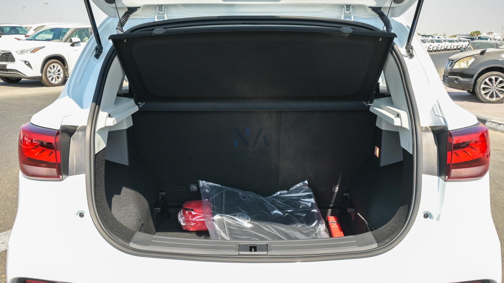 MG ZS LUXURY (N-ZS-1.5-P25-LUX) White-Black 2025