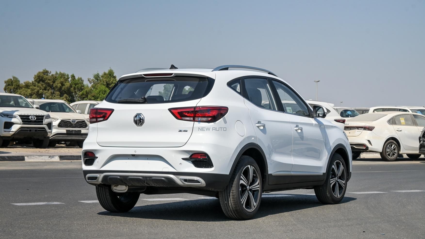 MG ZS LUXURY (N-ZS-1.5-P25-LUX) White-Black 2025