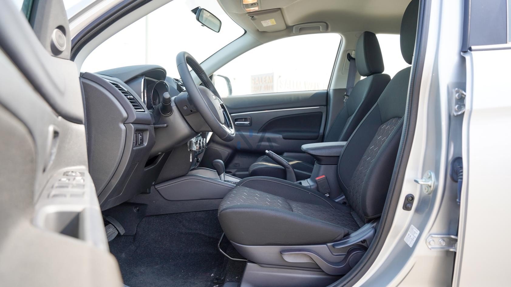 Mitsubishi ASX 2.0 GLX 2WD MEDIUM LINE(ASX-MEDLINE-2WD-25) Silver-Black 2025