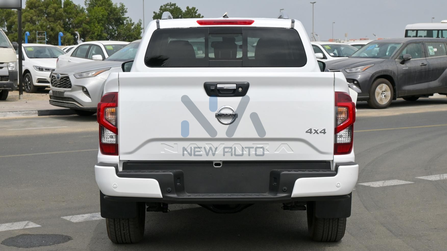 Nissan Navara( N-NIS-P-2.5-24) White-Black- 2024