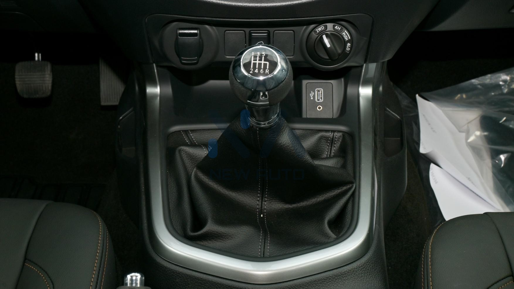 Nissan Navara( N-NIS-P-2.5-24) White-Black- 2024