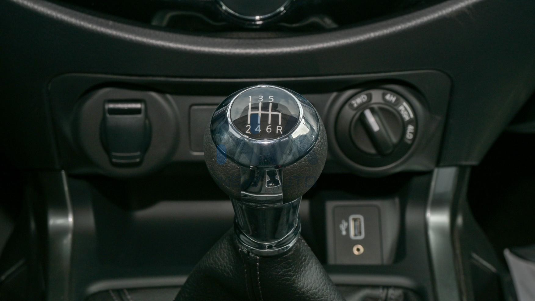 Nissan Navara( N-NIS-P-2.5-24) White-Black- 2024