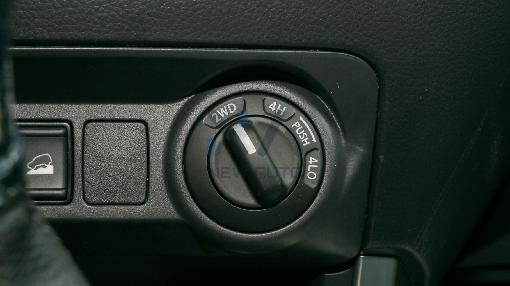 Nissan Navara( N-NIS-P-2.5-24) White-Black- 2024