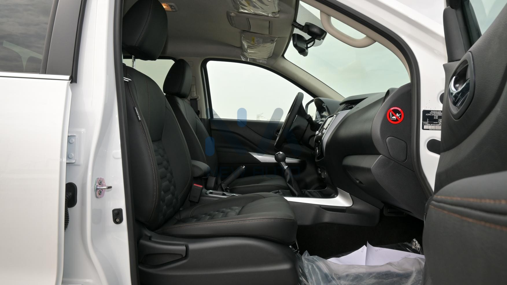 Nissan Navara( N-NIS-P-2.5-24) White-Black- 2024