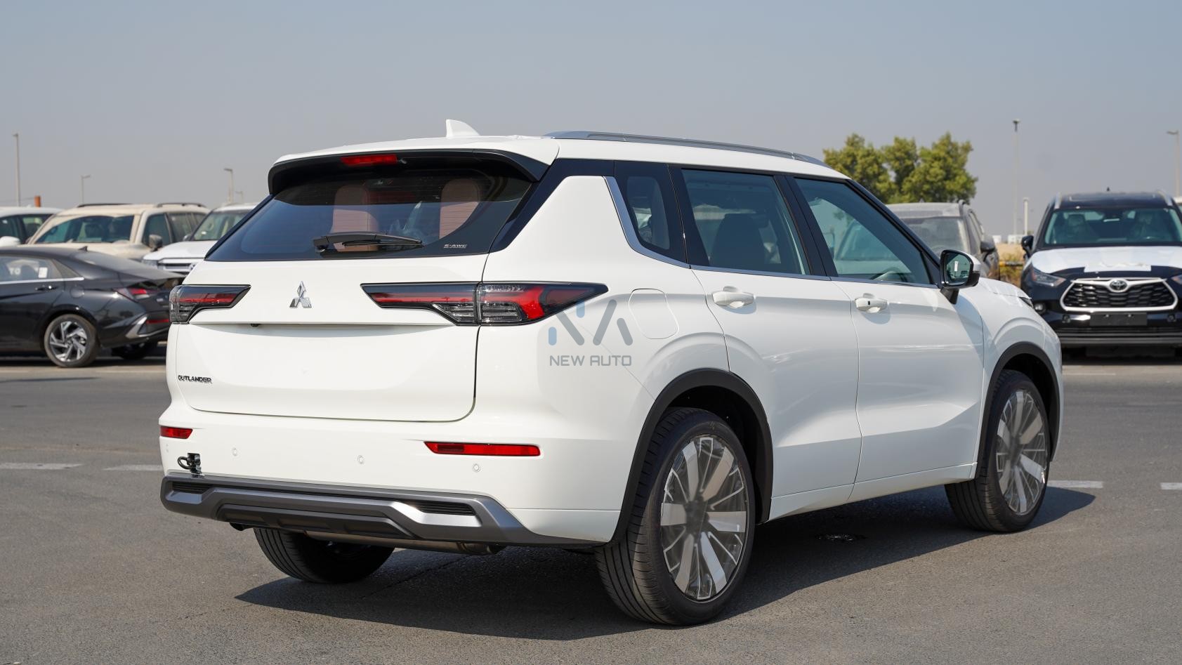 Mitsubishi Outlander Premium White-Brown 2026