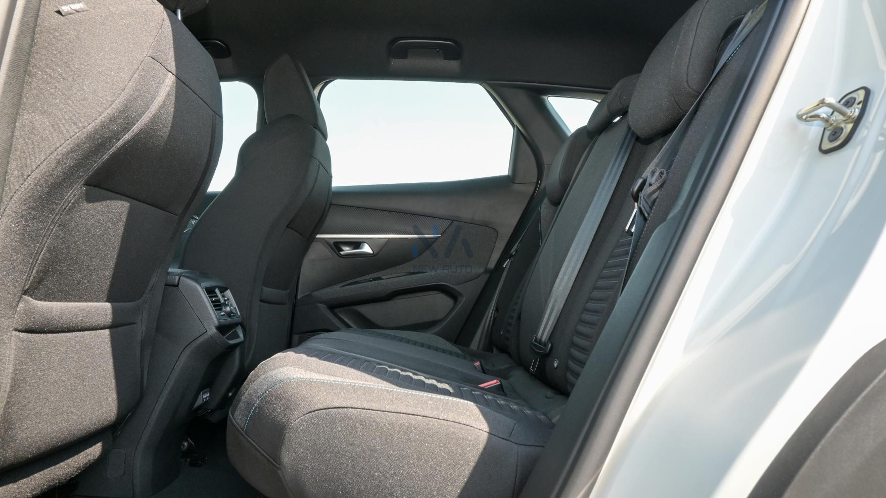 PEUGEOT 3008 ACTIVE (N-PE-ACT-1.6-25-03) White – Black – 2025