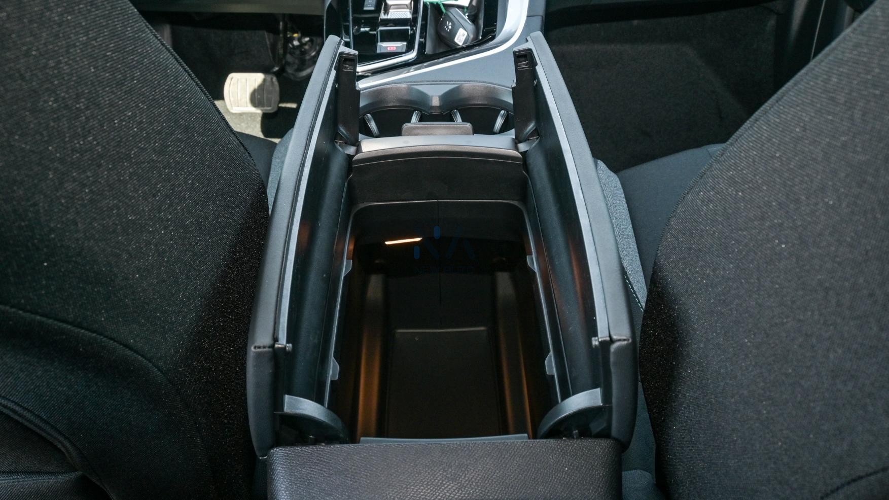 PEUGEOT 3008 ACTIVE (N-PE-ACT-1.6-25-03) White – Black – 2025