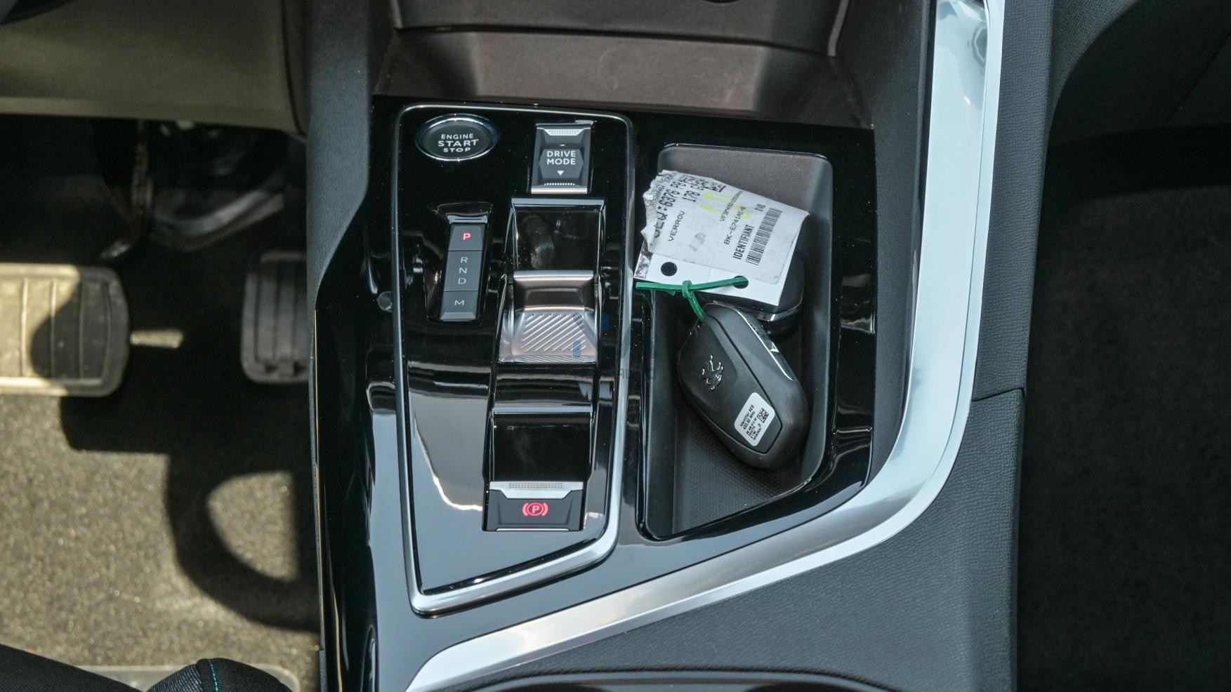 PEUGEOT 3008 ACTIVE (N-PE-ACT-1.6-25-03) White – Black – 2025