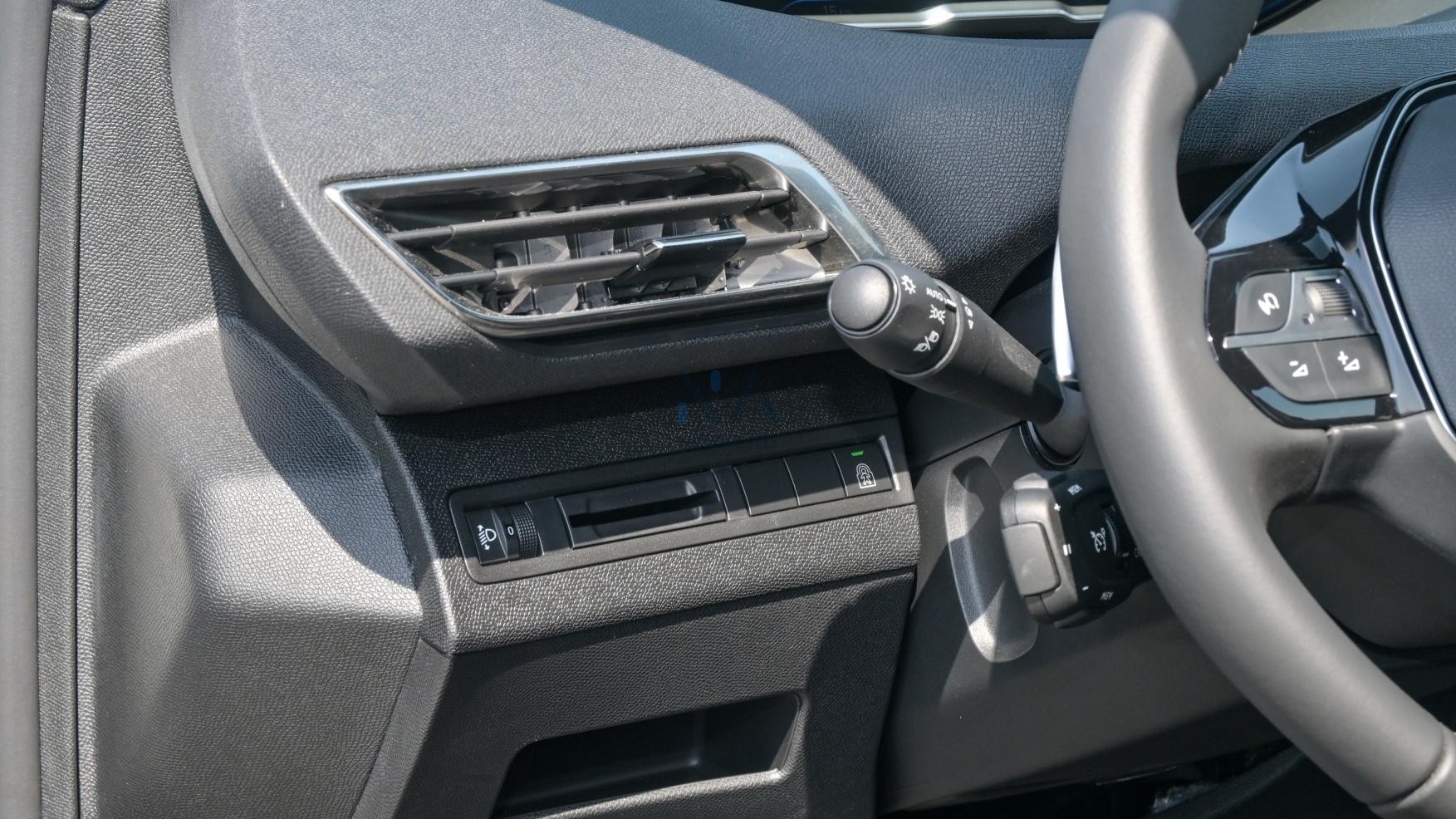 PEUGEOT 3008 ACTIVE (N-PE-ACT-1.6-25-03) White – Black – 2025