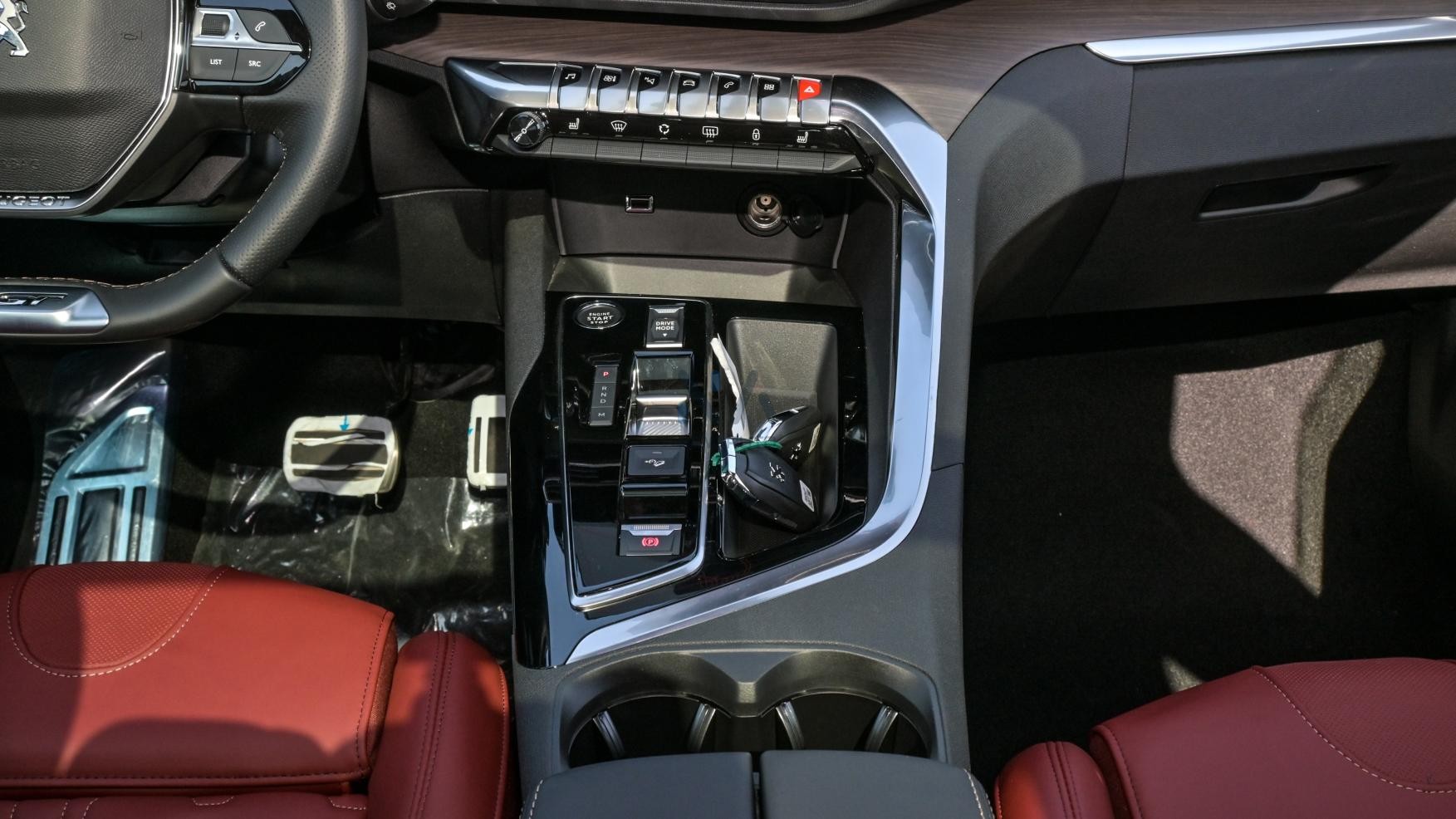 PEUGEOT 3008 GT LINE (N-PE-GT-1.6-25) Black-Red2025