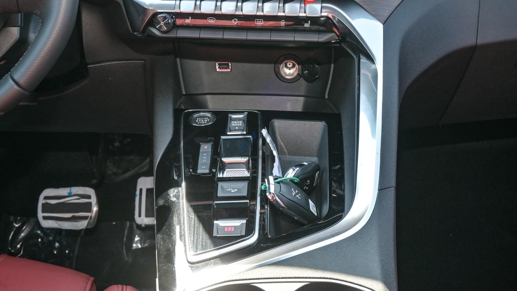 PEUGEOT 3008 GT LINE (N-PE-GT-1.6-25) Black-Red2025