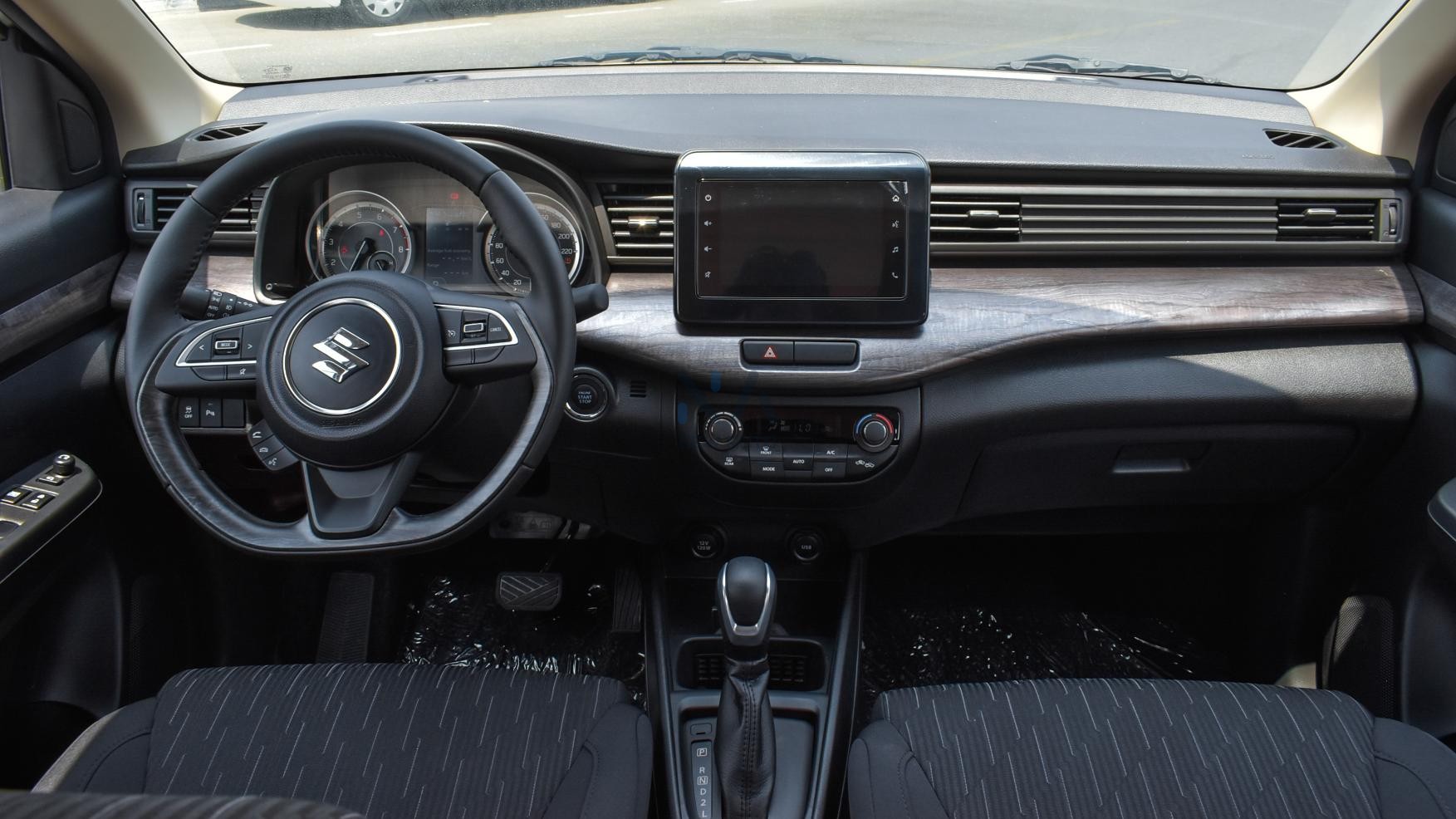 Suzuki Ertiga N-ERT15-P-GLX-25-1 White – Balck – 2025