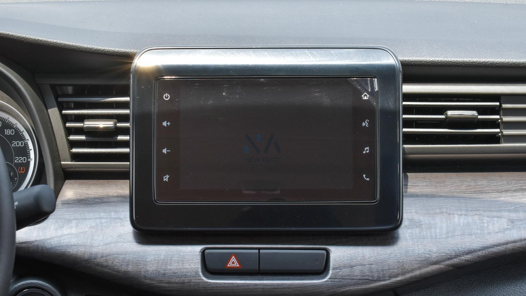 Suzuki Ertiga N-ERT15-P-GLX-25-1 White – Balck – 2025