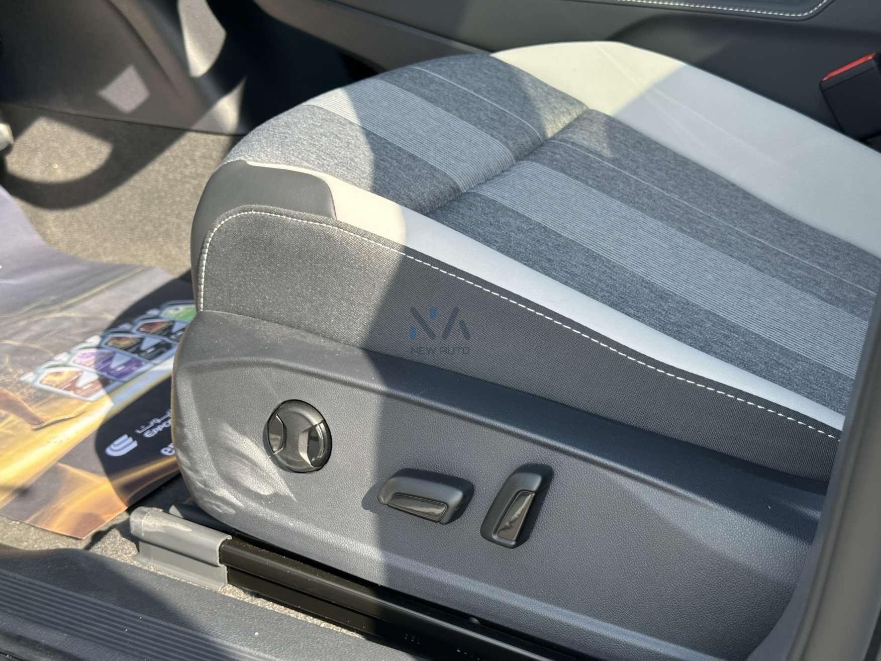 ID.4 Crozz Pure+ (VW3) White-Black & Grey 2022