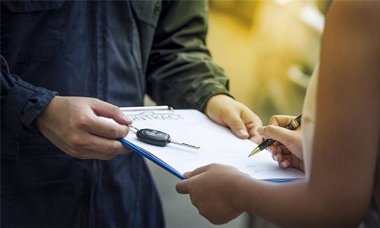 Signing contract for car export from UAE with vehicle key