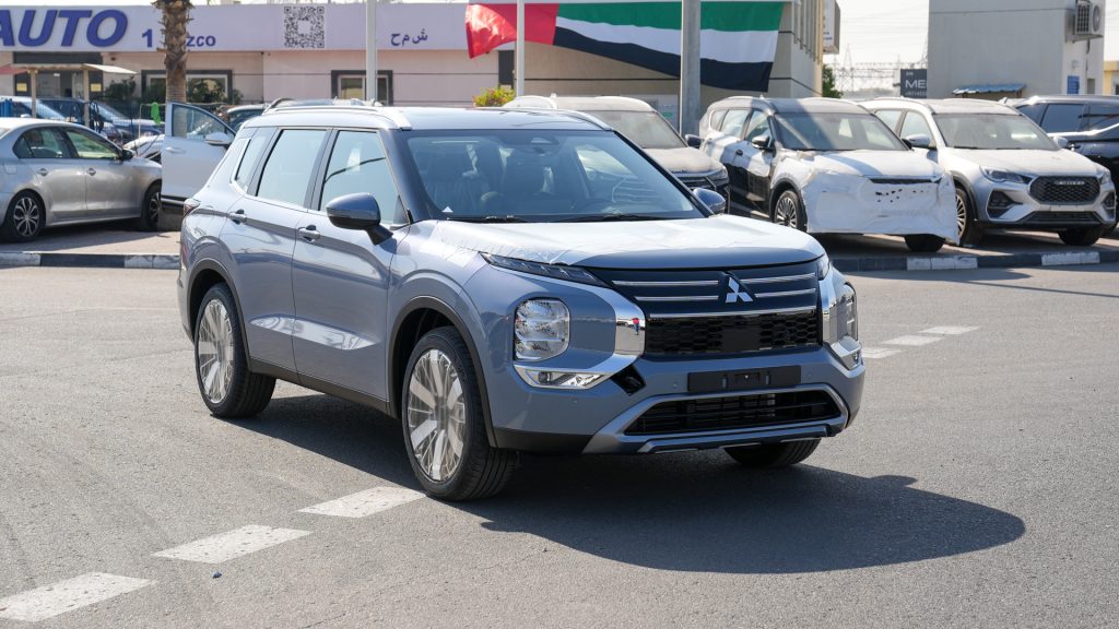 Mitsubishi Outlander High - Line Moonstone Grey - Black 2026 vehicle at New Auto FZCO