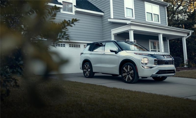 White SUV parked outside a modern house, representing car export from Dubai to Kazakhstan