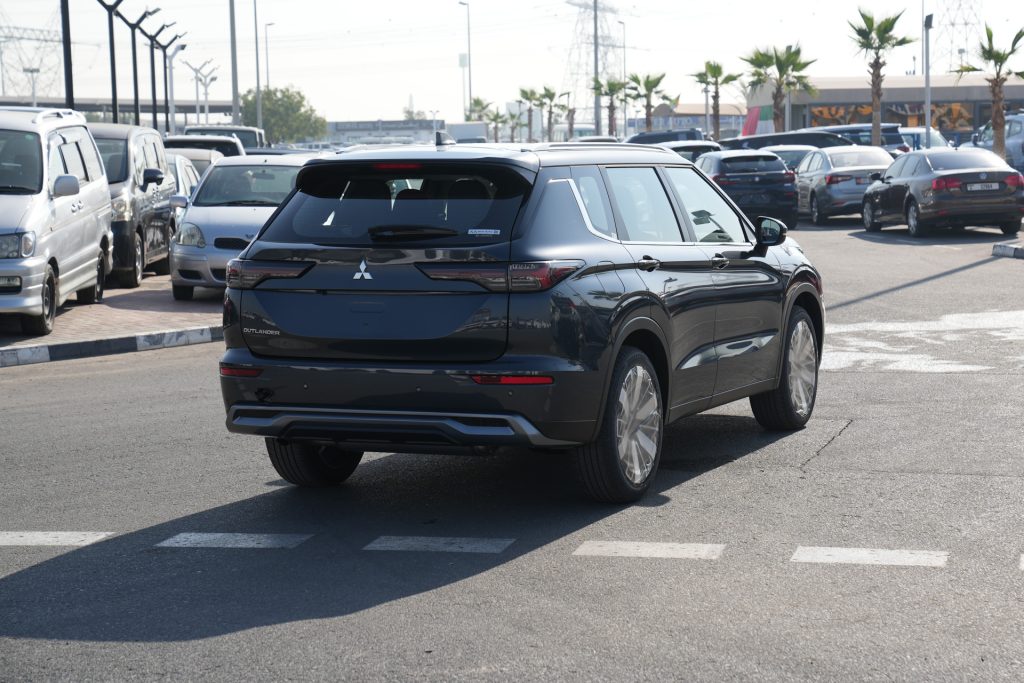 Mitsubishi Outlander Grey Black 2026 Back Profile 1024x683