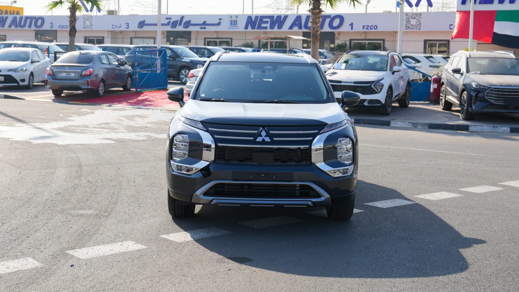 Mitsubishi Outlander Grey Black 2026 Front View 1024x576