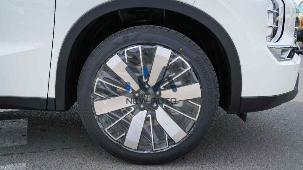 Mitsubishi Outlander Highline 2026 Solid White Black Alloy Wheel 1024x576