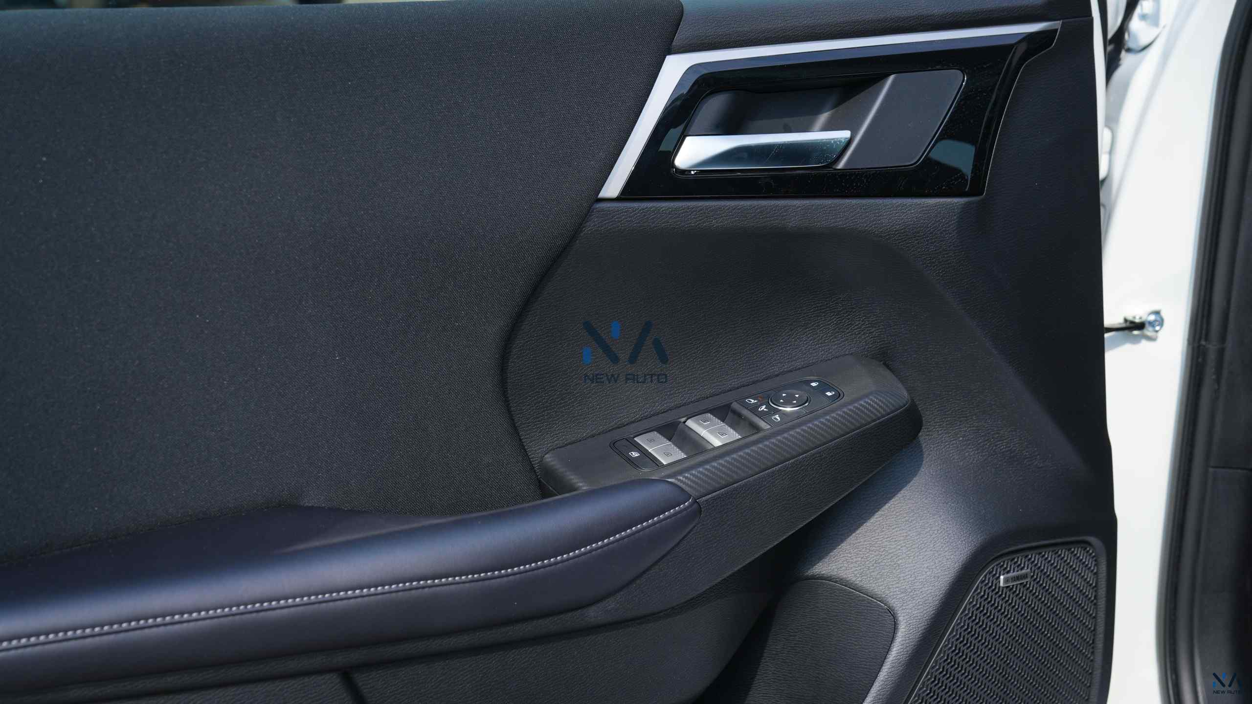 Mitsubishi Outlander High-Line (G05) Solid White – Black 2026