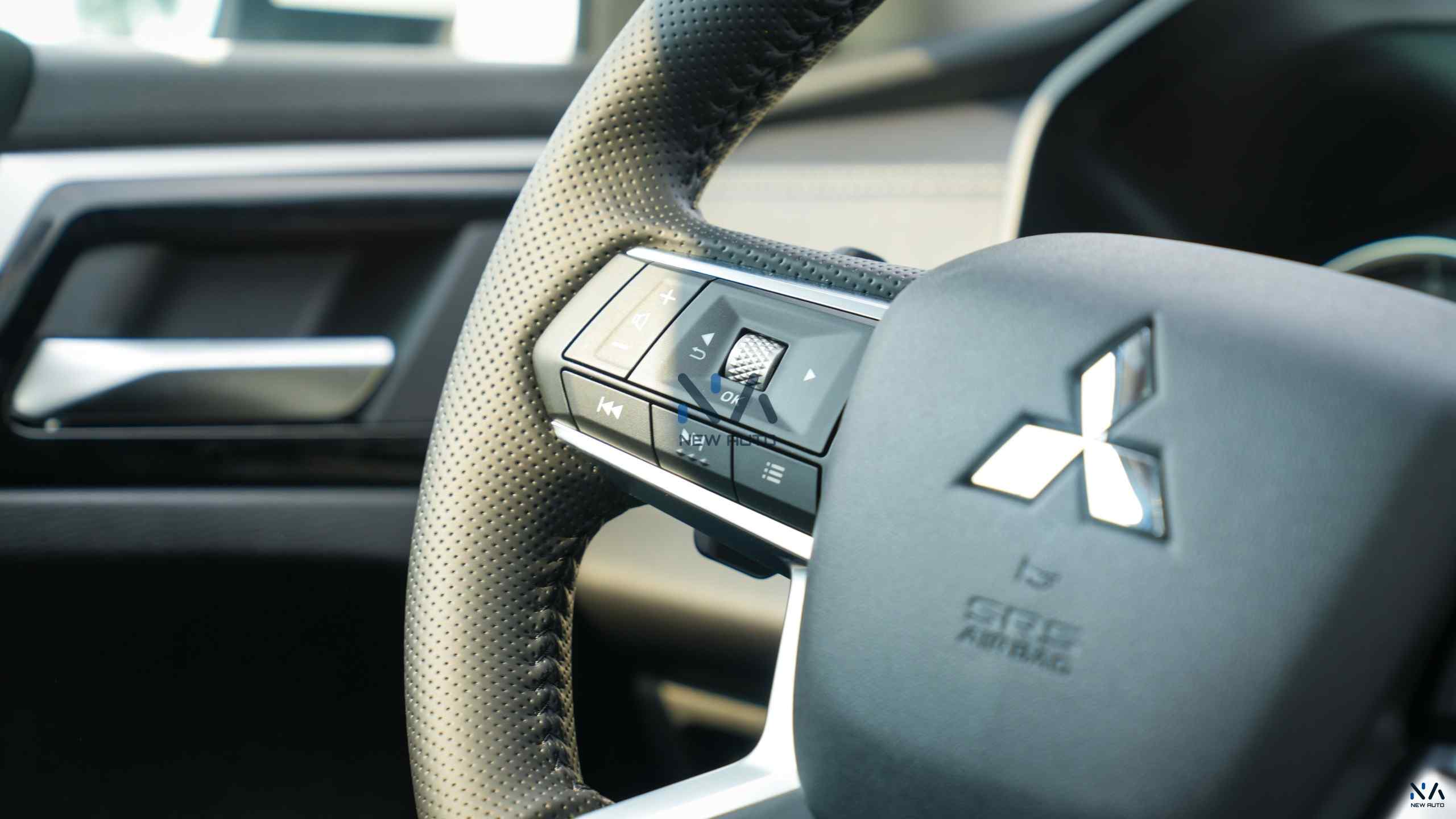 Mitsubishi Outlander High-Line (G05) Solid White – Black 2026