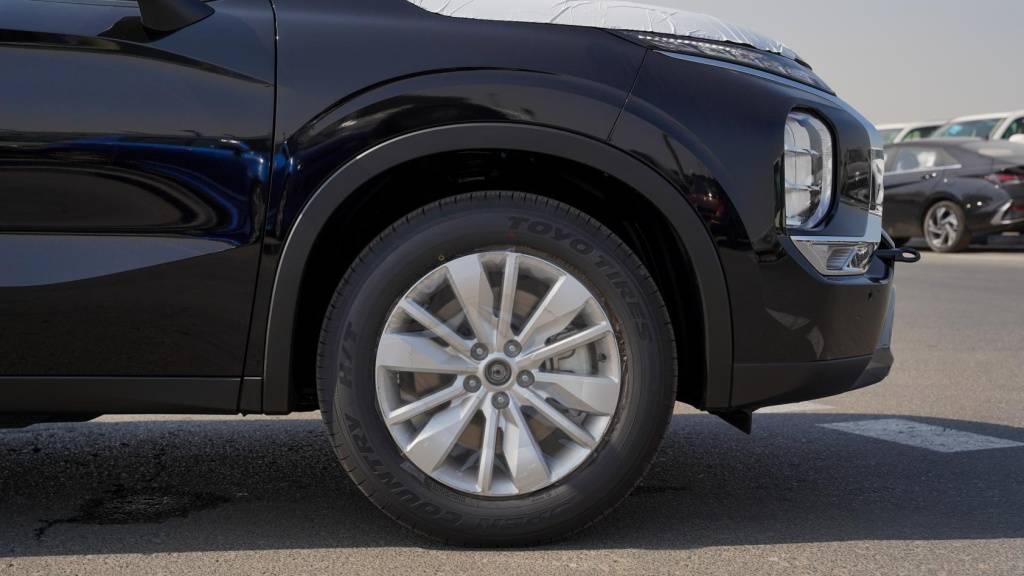 Mitsubishi Outlander Highline 2026 Black Black Alloy Wheel Close Up 1024x576