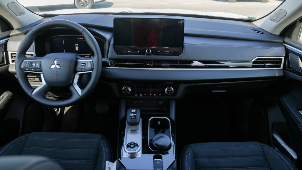 Mitsubishi Outlander Highline 2026 Grey Black Dashboard 1024x576