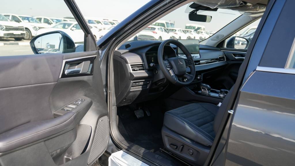 Mitsubishi Outlander Highline 2026 Grey Black Driver Door 1024x576