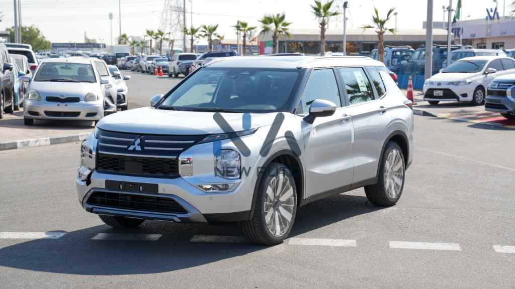 Mitsubishi Outlander Highline 2026 Silver Black Front Left Angle 1024x576